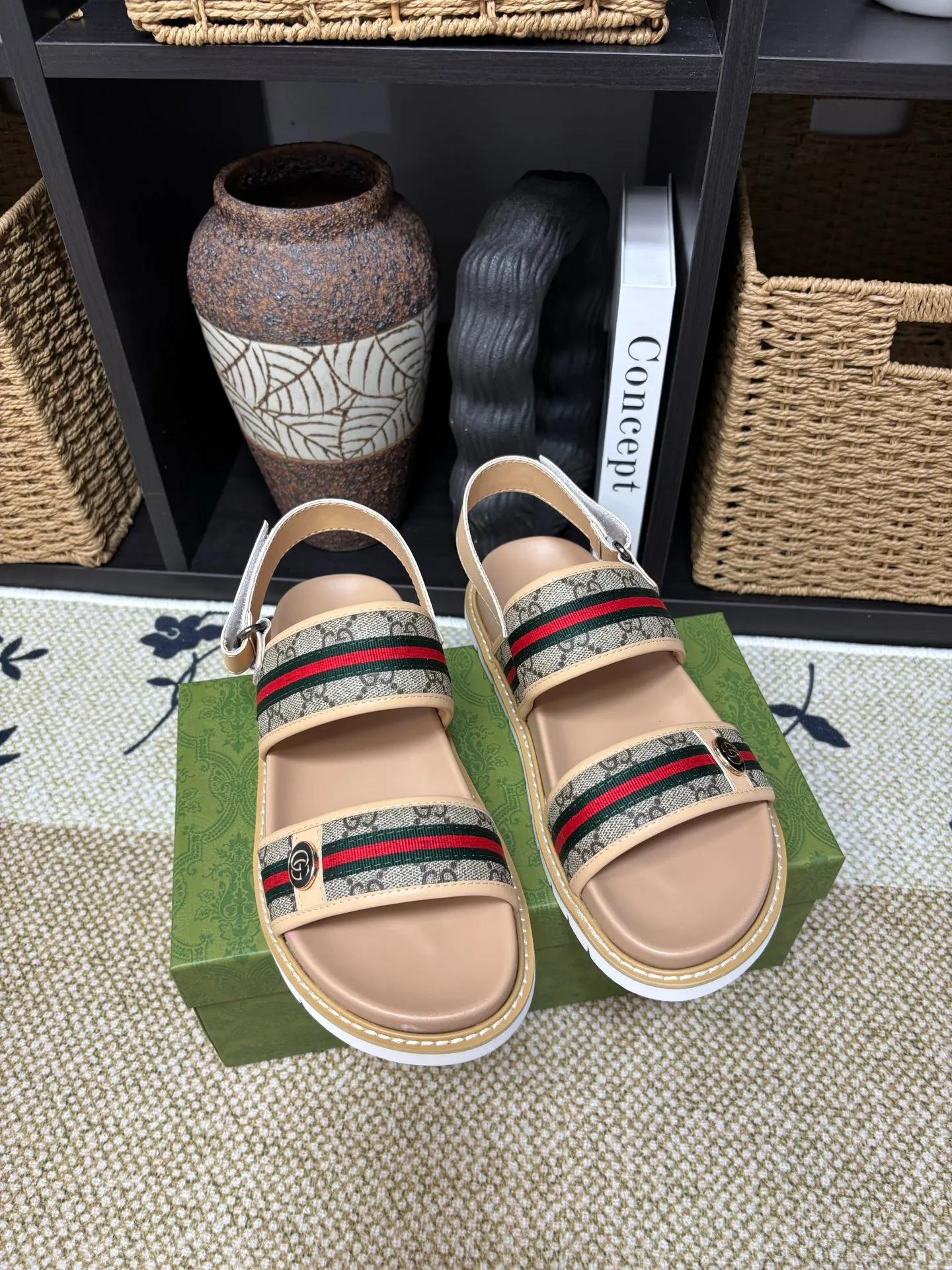 Factory 💰 300 yuan Gucci slippers] high-end men's shoes brand official website 1:1 latest masterpiece: original mold customization, the fabric is made of imported original materials, upgraded outsole, lighter and non-slip. The market's top quality, simple yet tasteful, a must-have for fashionistas, fashionable at your feet, full of confidence, the same style at the counter 👍The season of summer slippers is here. Code: 38-45 (45 customized)